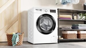 Lave-linge Bosch Série 6 WUU28T18FR installé dans une buanderie