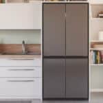 Réfrigérateur multiportes Candy CFQQ5T817EPS installé dans une cuisine blanche