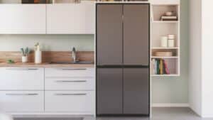 Réfrigérateur multiportes Candy CFQQ5T817EPS installé dans une cuisine blanche