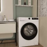 Lave-linge Candy ProWash 300 GD 410B8-S installé dans une salle de bain