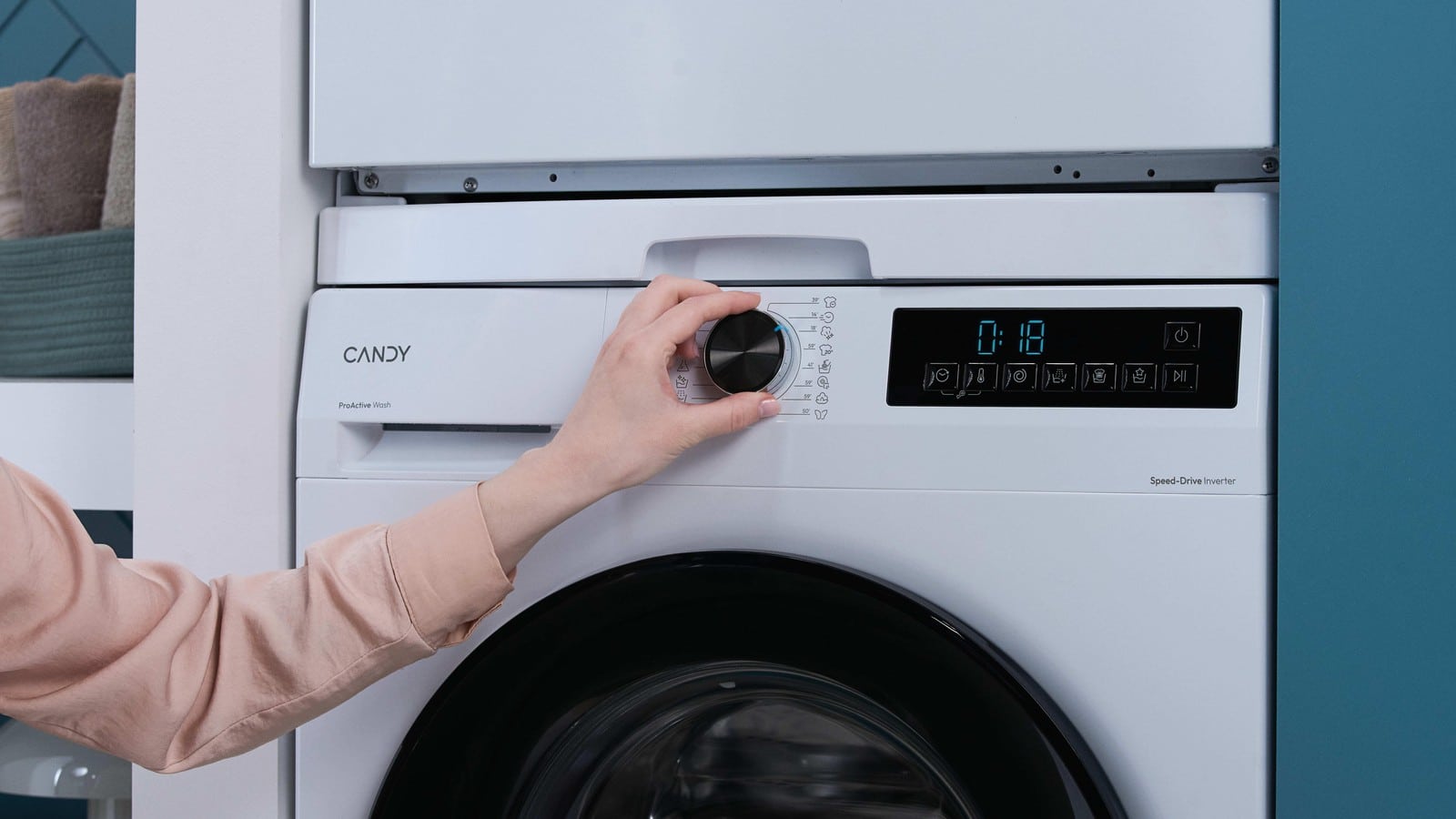 Main tournant le sélecteur de programmes du lave-linge Candy GD 410B8-S