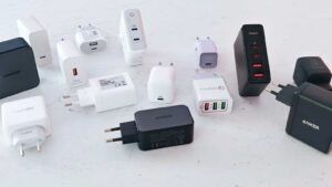 Une douzaine de chargeurs USB-C de marques différentes posés sur une table pendant nos tests