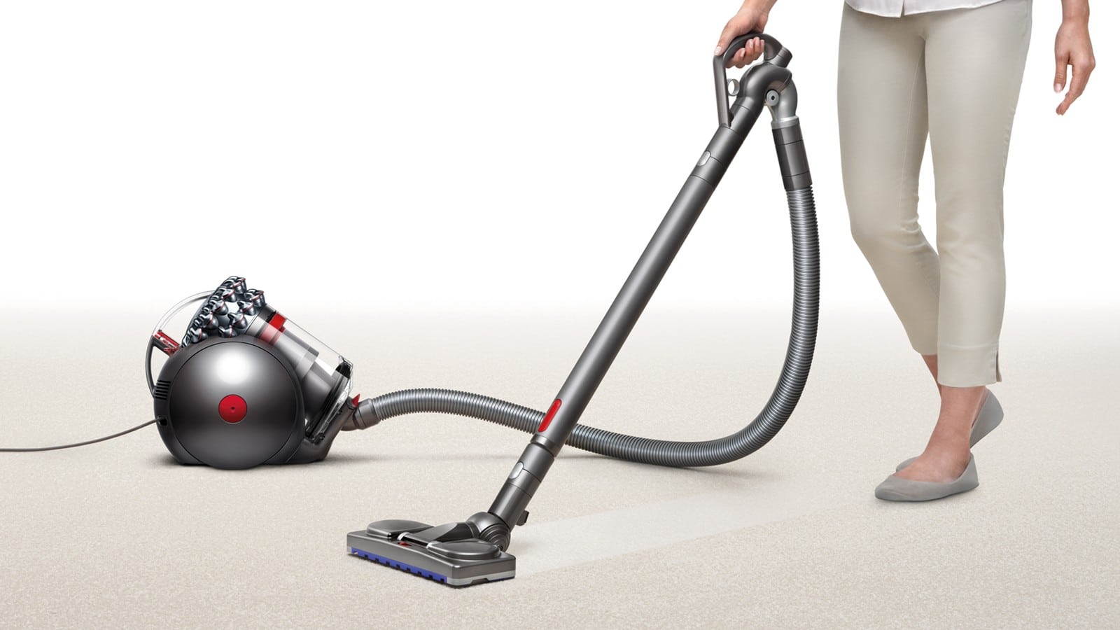 Aspirateur traîneau Dyson Cinetic Big Ball Absolute 2 en marche sur un tapis clair