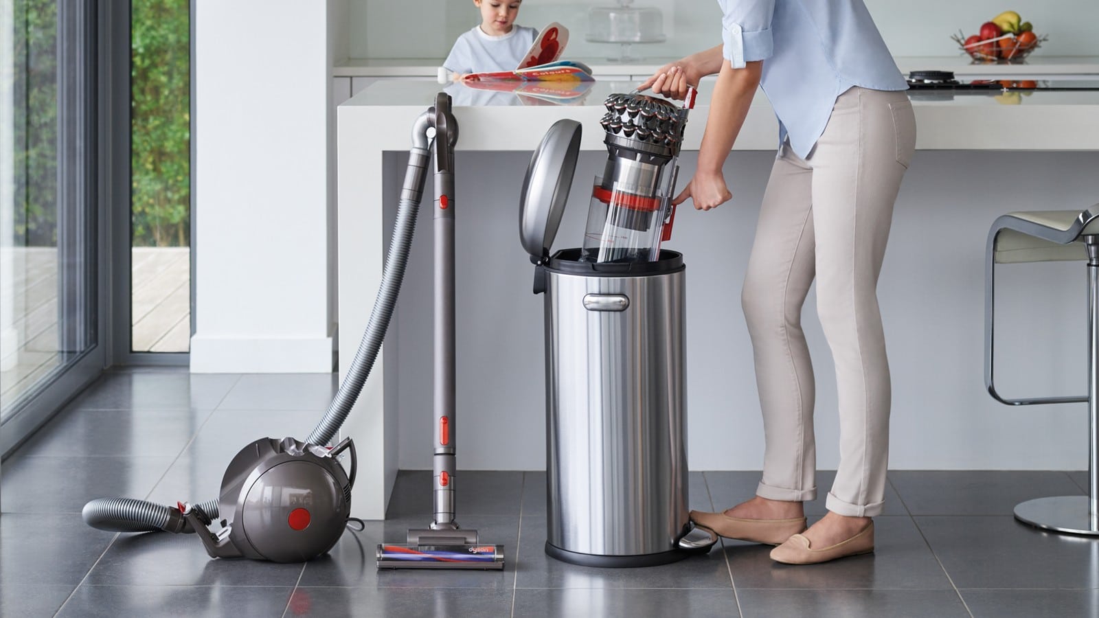 Collecteur du Dyson Cinetic Big Ball Absolute 2 vidé au-dessus d’une poubelle dans une cuisine