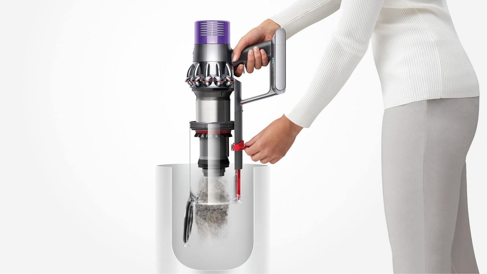 Vidage du collecteur du Dyson Cyclone V10 au-dessus d’une poubelle