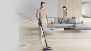 Dyson V12s Detect Slim Submarine utilisé au sol et en aspirateur à main dans un salon clair