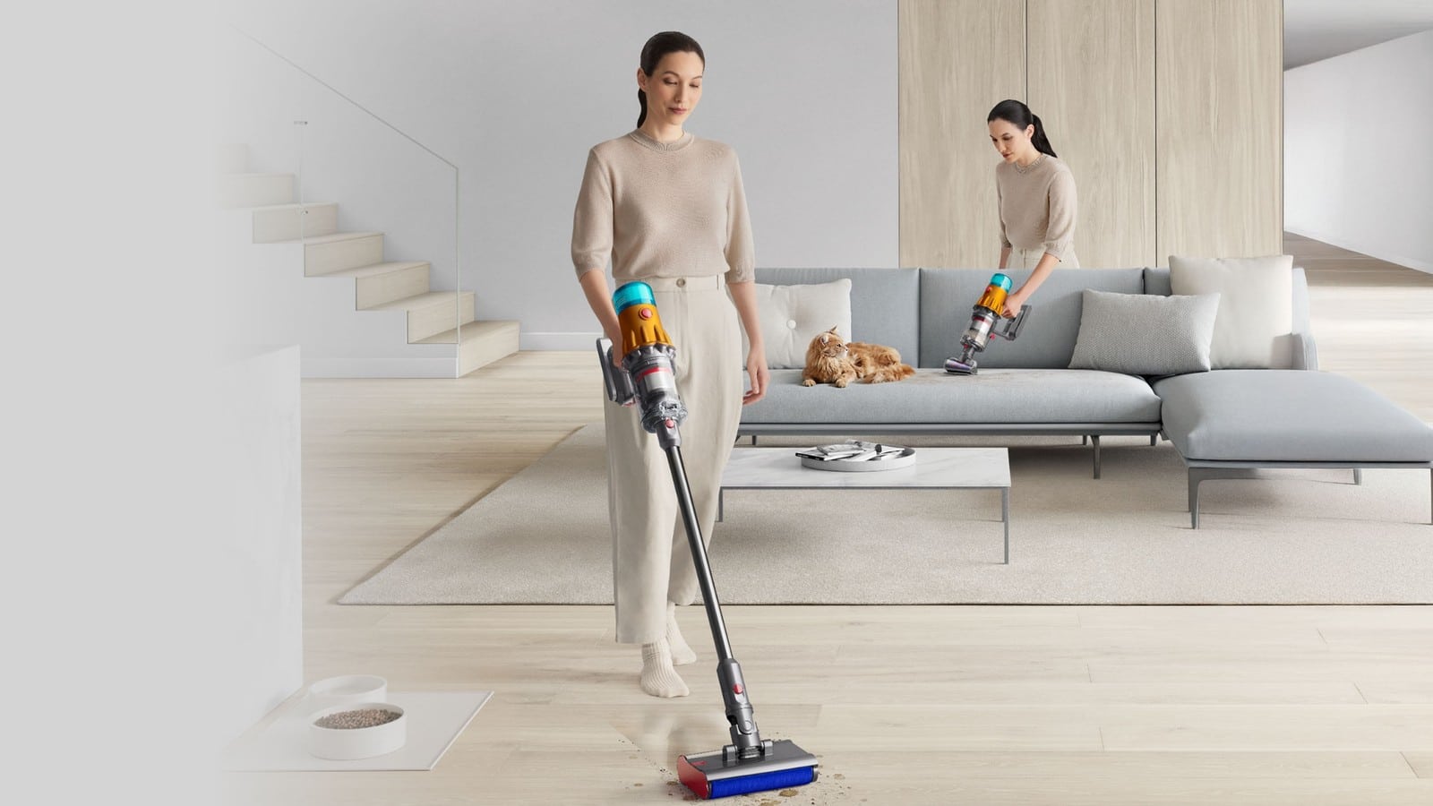 Dyson V12s Detect Slim Submarine utilisé au sol et en aspirateur à main dans un salon clair