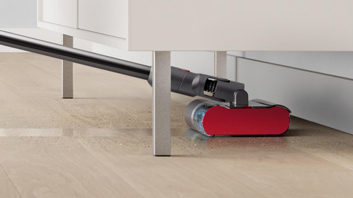 Brosse lavante du Dyson V12s Detect Slim Submarine glissée sous un meuble de cuisine