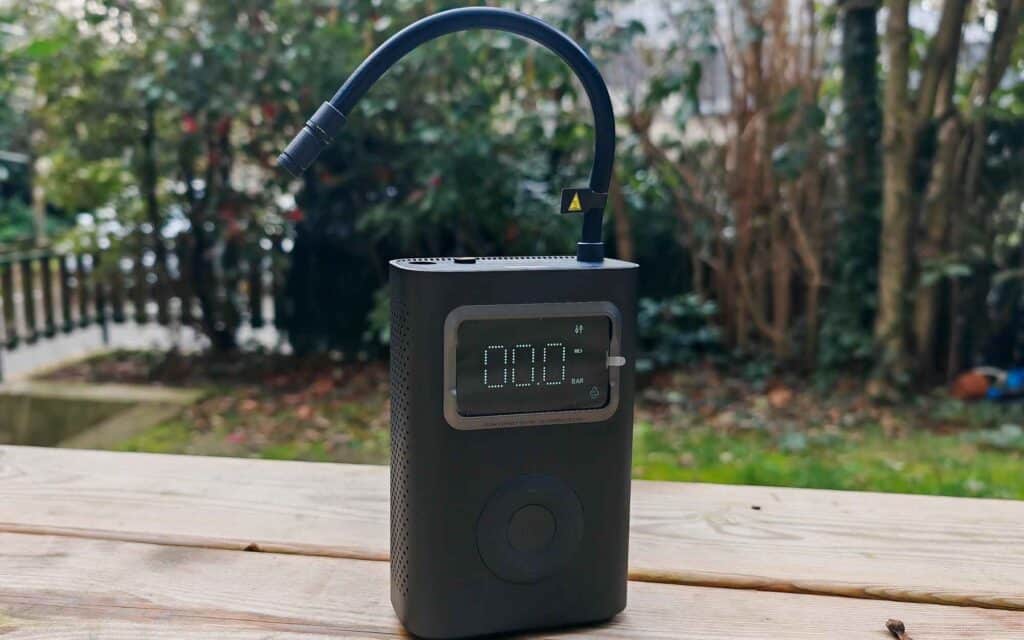 Compresseur portable Xiaomi 2 Pro posé sur une table, écran allumé, pendant notre test