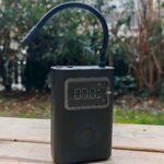 Compresseur portable Xiaomi 2 Pro posé sur une table, écran allumé, pendant notre test