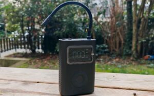 Compresseur portable Xiaomi 2 Pro posé sur une table, écran allumé, pendant notre test