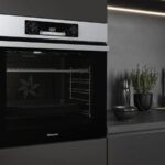 Four encastrable Hisense BI64211EPX installé en colonne dans une cuisine anthracite