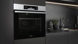 Four encastrable Hisense BI64211EPX installé en colonne dans une cuisine anthracite