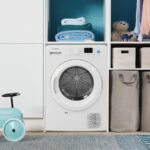 Sèche-linge Indesit YTN M10 81 FR installé dans une buanderie