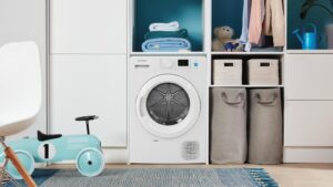 Sèche-linge Indesit YTN M10 81 FR installé dans une buanderie