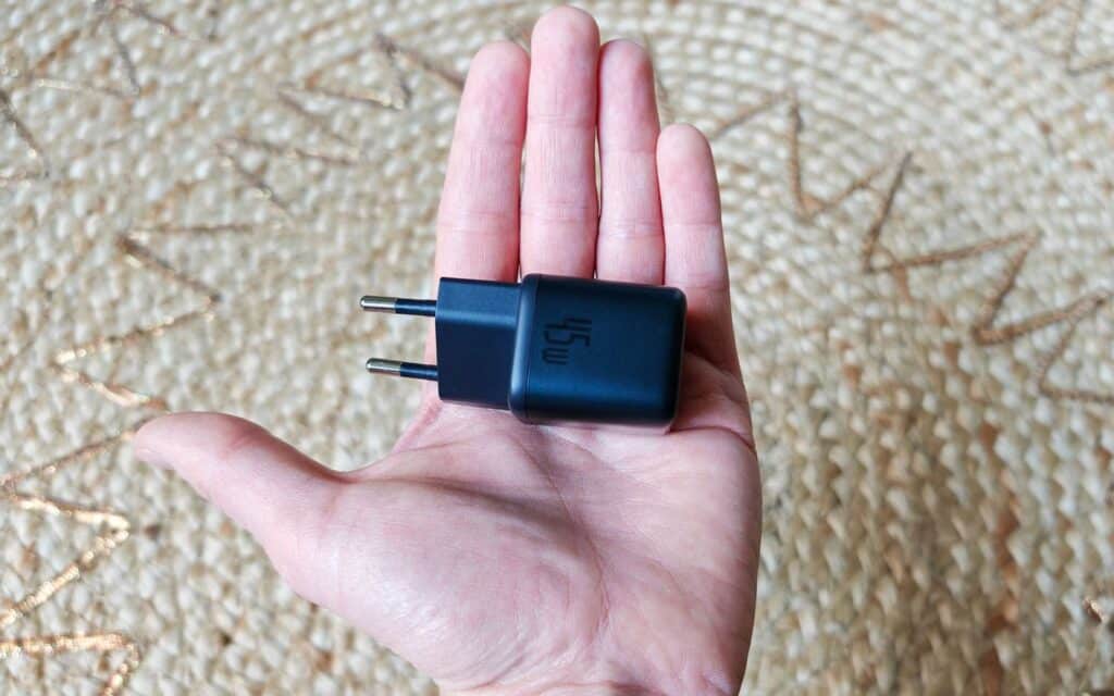 Mini chargeur USB-C 45 W posé dans la paume d’une main, pendant notre test