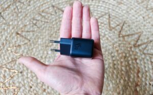 Mini chargeur USB-C 45 W posé dans la paume d’une main, pendant notre test