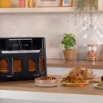 Airfryer double Moulinex Ever Fry XXL Dual posé sur un plan de travail de cuisine, à côté de plats cuisinés