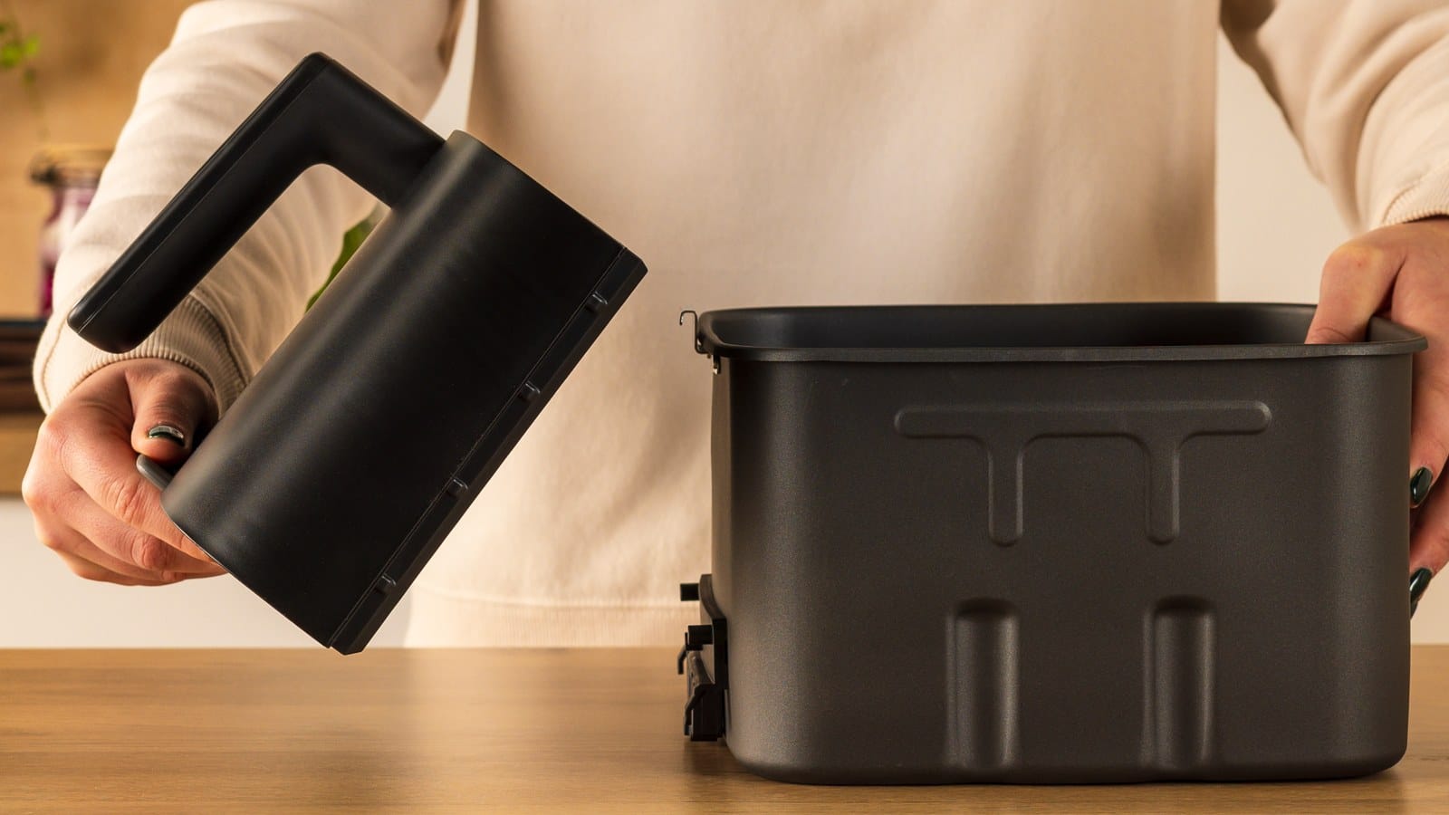 Façade amovible Genius détachée d’une cuve de l’airfryer Moulinex Ever Fry XXL Dual
