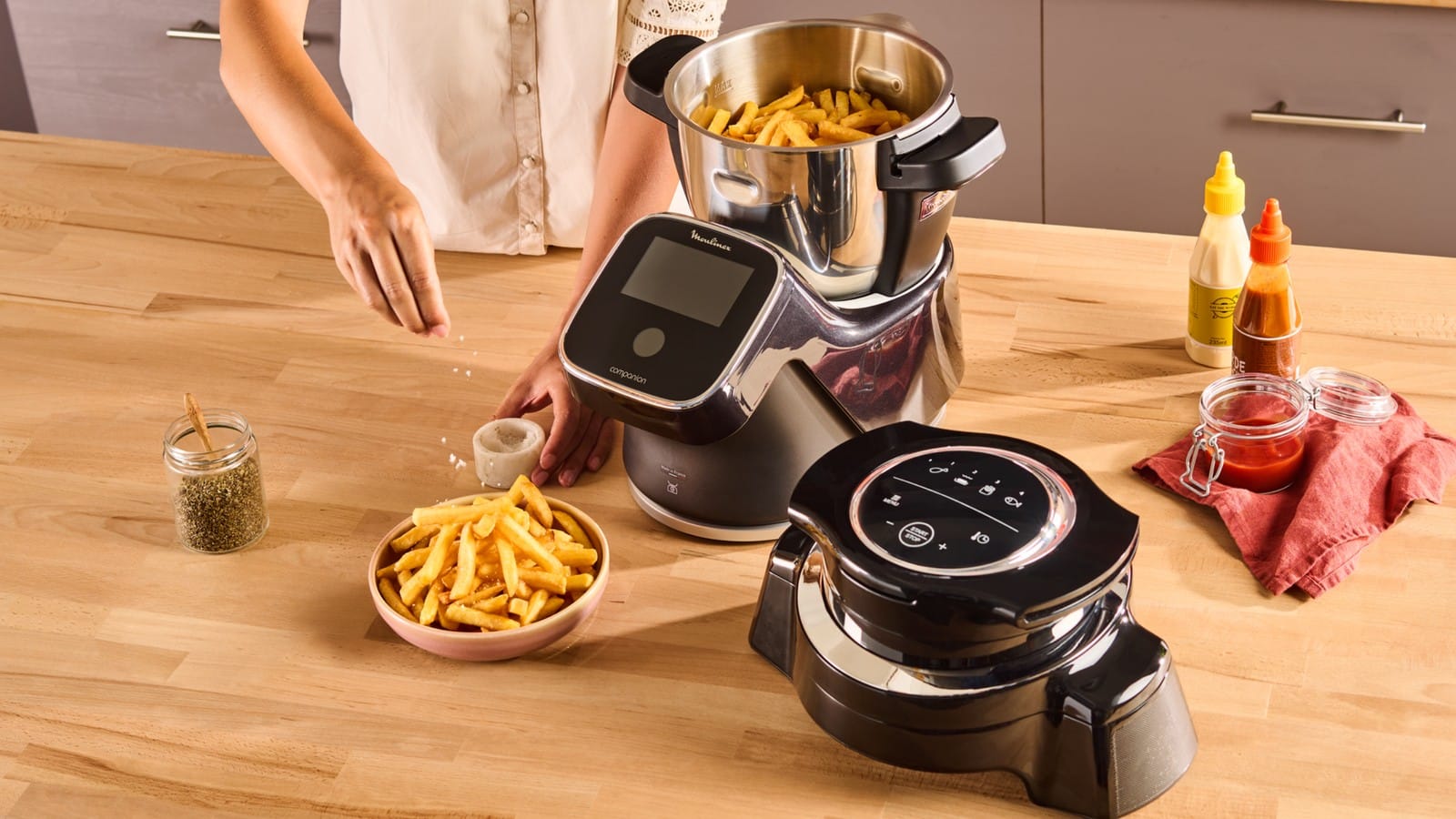 Moulinex i-Companion Touch Pro avec un bol de frites et l’extension air fryer posée sur un plan de travail