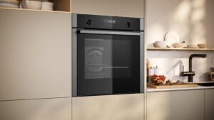 Four encastrable Neff B5ACH7AN3F installé en colonne dans une cuisine
