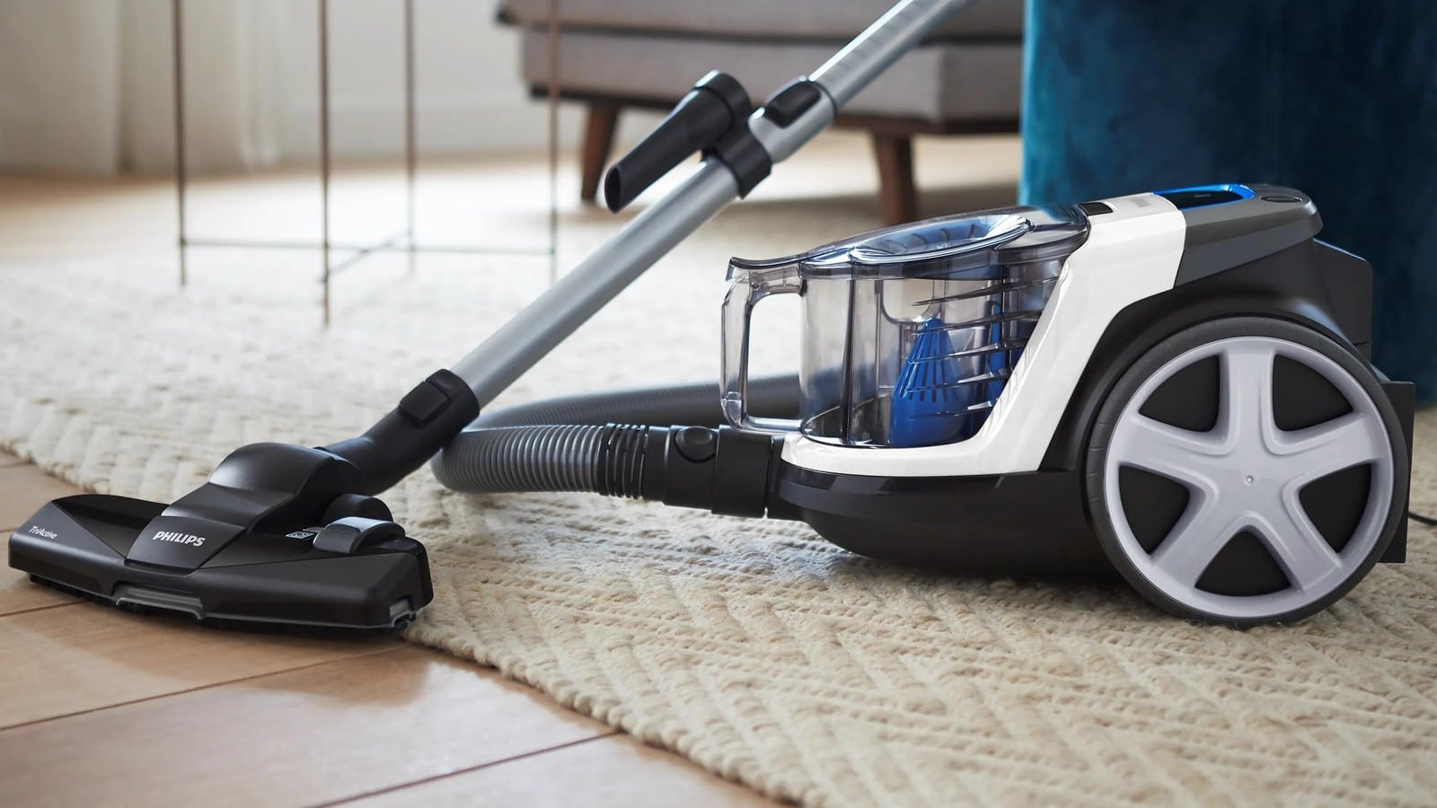 Philips PowerPro Compact blanc utilisé sur un tapis dans un salon