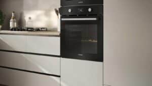 Four encastrable Rosières RO6 T3B3EYTB installé en colonne dans une cuisine