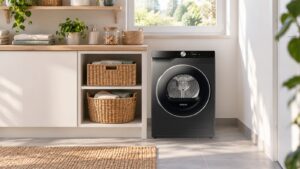 Sèche-linge Samsung DV90DG6845LB noir installé dans une buanderie