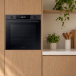 Four encastrable Samsung NV7B4430ZAB noir installé en colonne dans une cuisine