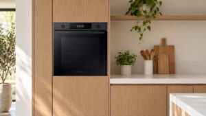 Four encastrable Samsung NV7B4430ZAB noir installé en colonne dans une cuisine