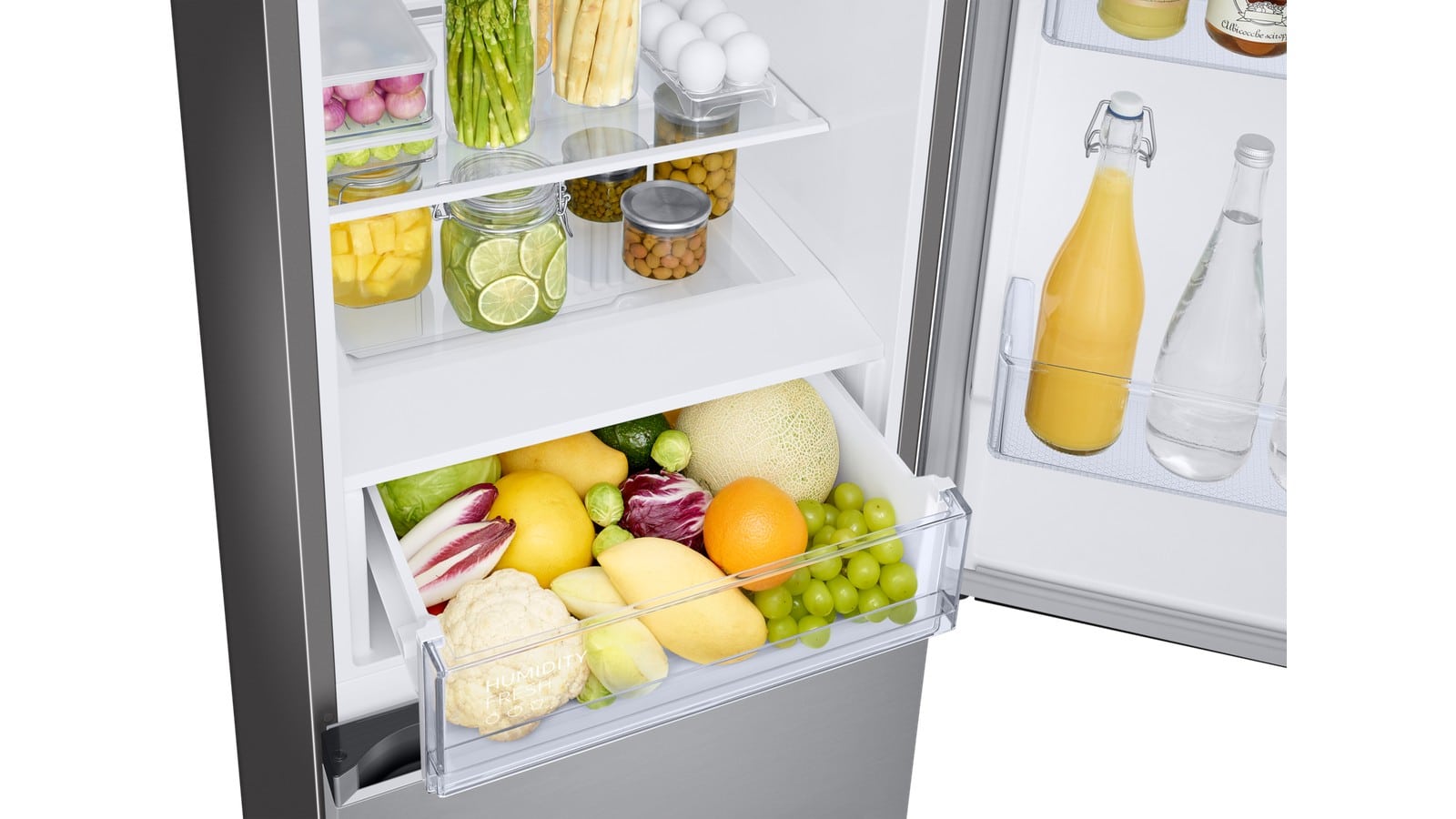 Tiroir à fruits et légumes ouvert dans le réfrigérateur Samsung RB34C600CSA