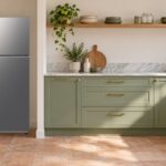 Réfrigérateur congélateur en haut Samsung RT31CG5624S9 inox installé dans une cuisine