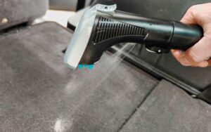 Nettoyage d’un siège auto en tissu avec la buse d’un injecteur-extracteur Rowenta lors de nos essais en laboratoire