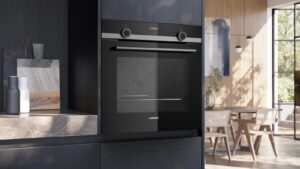 Four encastrable Siemens HB554AER3F installé en colonne dans une cuisine