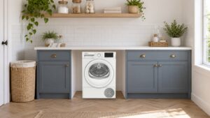 Sèche-linge Whirlpool CWD93MWWSFR installé sous un plan de travail dans une buanderie