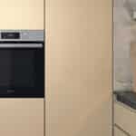 Four encastrable Whirlpool OMR559RR0X installé en colonne dans une cuisine