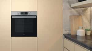 Four encastrable Whirlpool OMR559RR0X installé en colonne dans une cuisine