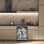 Lave-vaisselle pose libre Whirlpool W7FHS41S installé sous le plan de travail d’une cuisine, porte ouverte