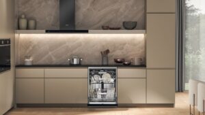 Lave-vaisselle pose libre Whirlpool W7FHS41S installé sous le plan de travail d’une cuisine, porte ouverte